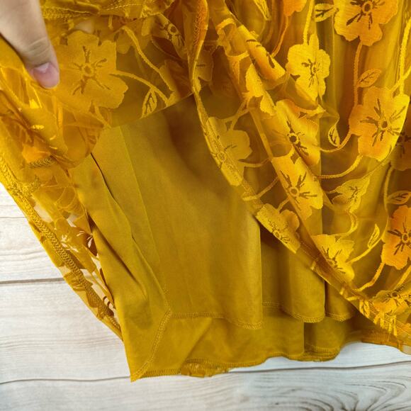 Siren Lily Yellow Lace Overlay V-Neck Roll Tab Sleeve Blouse Size PXL - Picture 3 of 8